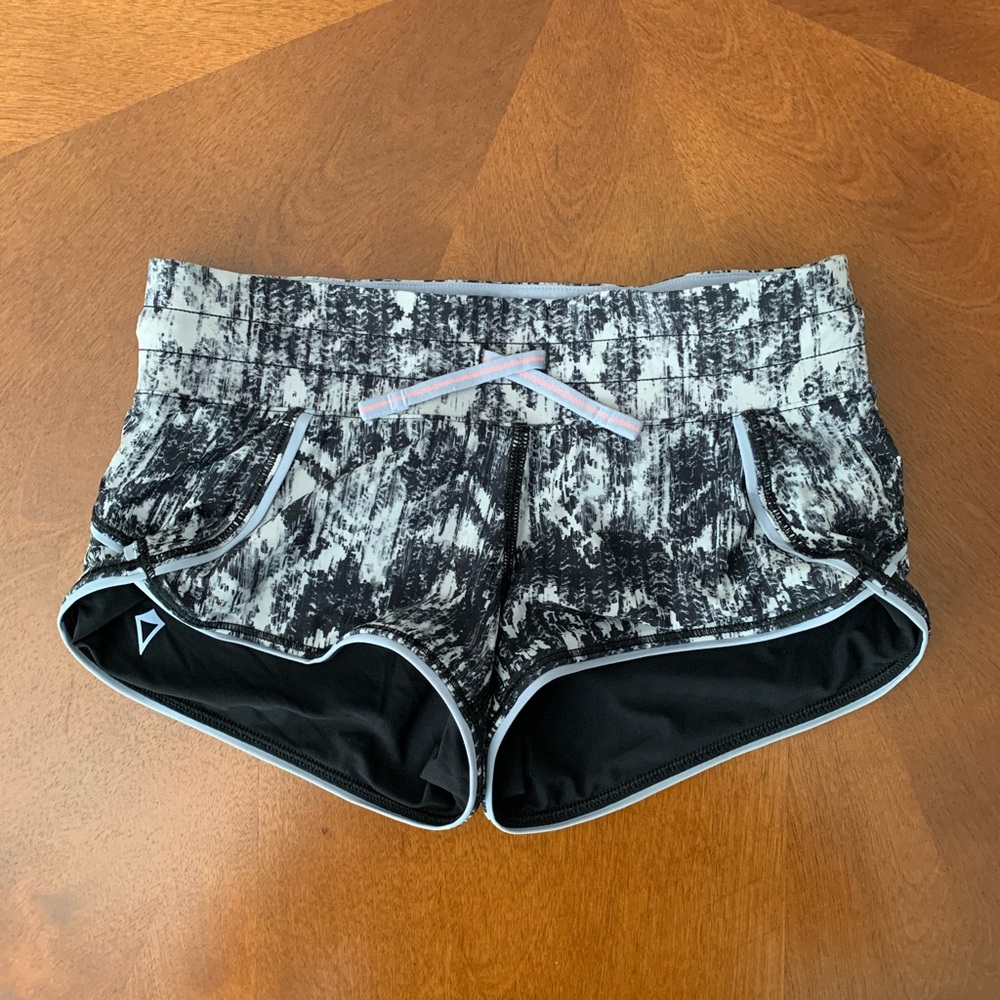 Lululemon kids ivivva patterned shorts in size 6
